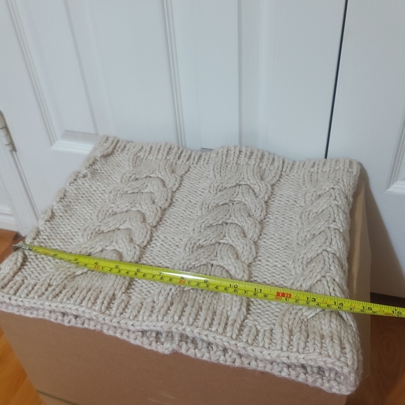 💙 3/$25 GAP beige cable knit infinity scarf with wool - Picture 3 of 6